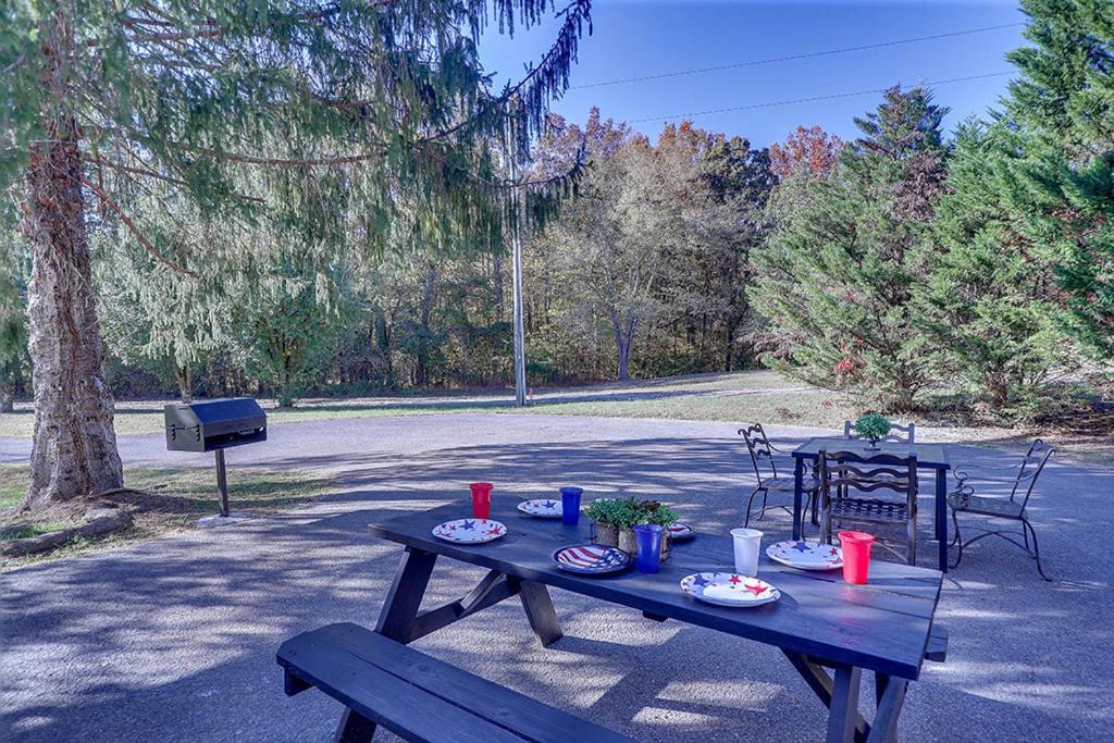 Entertainment Galore! Luxurious Property, Spectacular & Peaceful Setting, Great Location, Close To Major Attractions!! Pigeon Forge Exterior foto